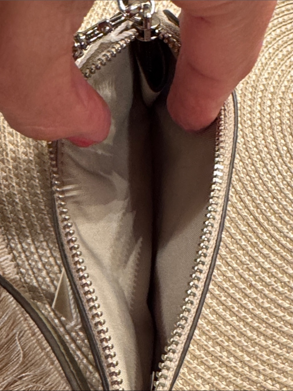Tory Burch Pebbled Leather Wristlet/Cardholder in Sage Green NWT - Picture 5 of 5